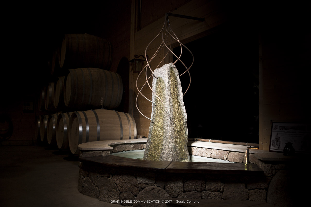 Menhir en granit et fils en cuivre · chai