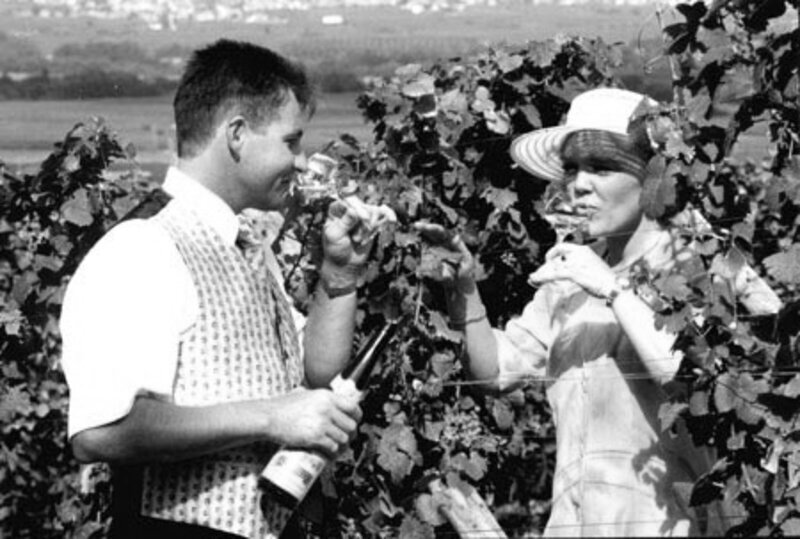 Dominique et Nathalie dans les vignes