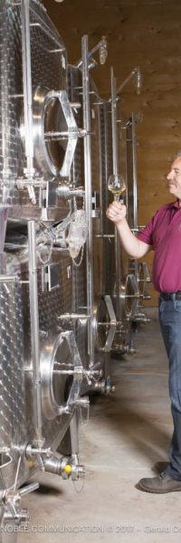photo d'un homme devant des cuves en inox
