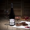 photo d'une bouteille de pinot noir avec de la viande rouge