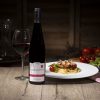 photo d'une bouteille de pinot noir avec un plat de spaguetti