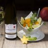 Photo d'une bouteille de Grand cru avec un plat de fruits
