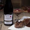 photo d'un vin rouge avec de la viande rouge et du chocolat