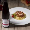 photo d'une bouteille de Pinot noir avec un plat de spaguetti