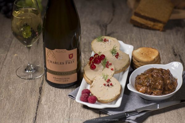 Bouteille de Pinot gris Grand cru Frankstein avec des toasts de foie gras