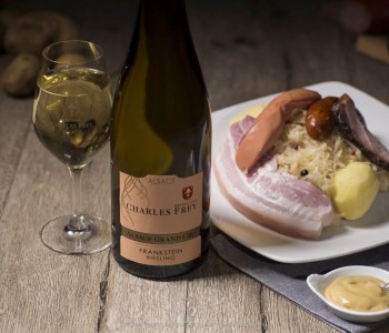 bouteille de vin riesling grand cru Frankstein avec une choucroute